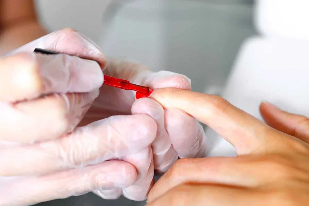 Applicazione dello smalto semipermanente da Beauty Project, Padova